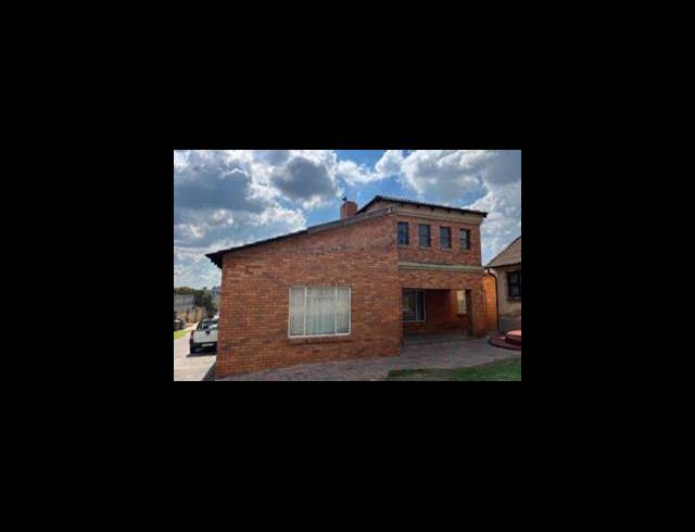 15 BEDROOM HOUSE FOR SALE IN LOMBARDY EAST